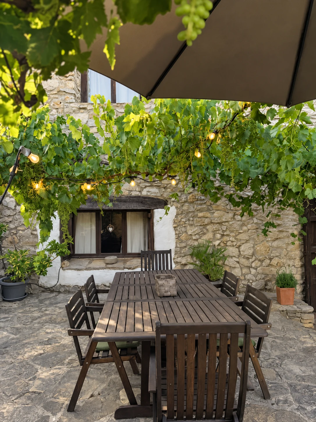 Mesa del patio bajo la parra de Masía La Costereta