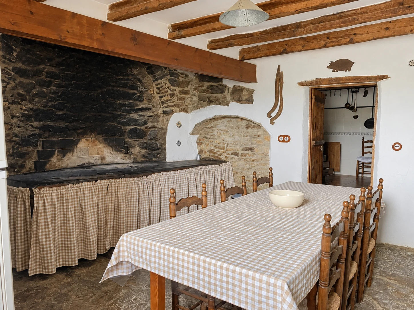 Comedor de la masía con barbacoa interior