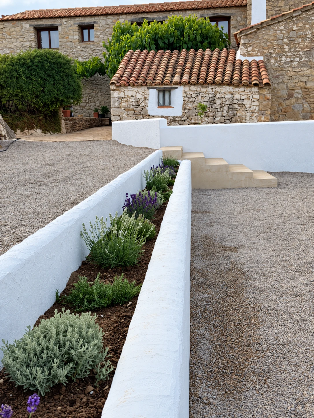 Exterior de Masía La Costereta, con fachada de piedra y jardín