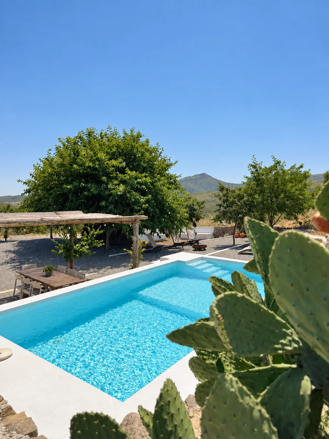 Piscina privada de Masía La Costereta con vistas al monte de Catí