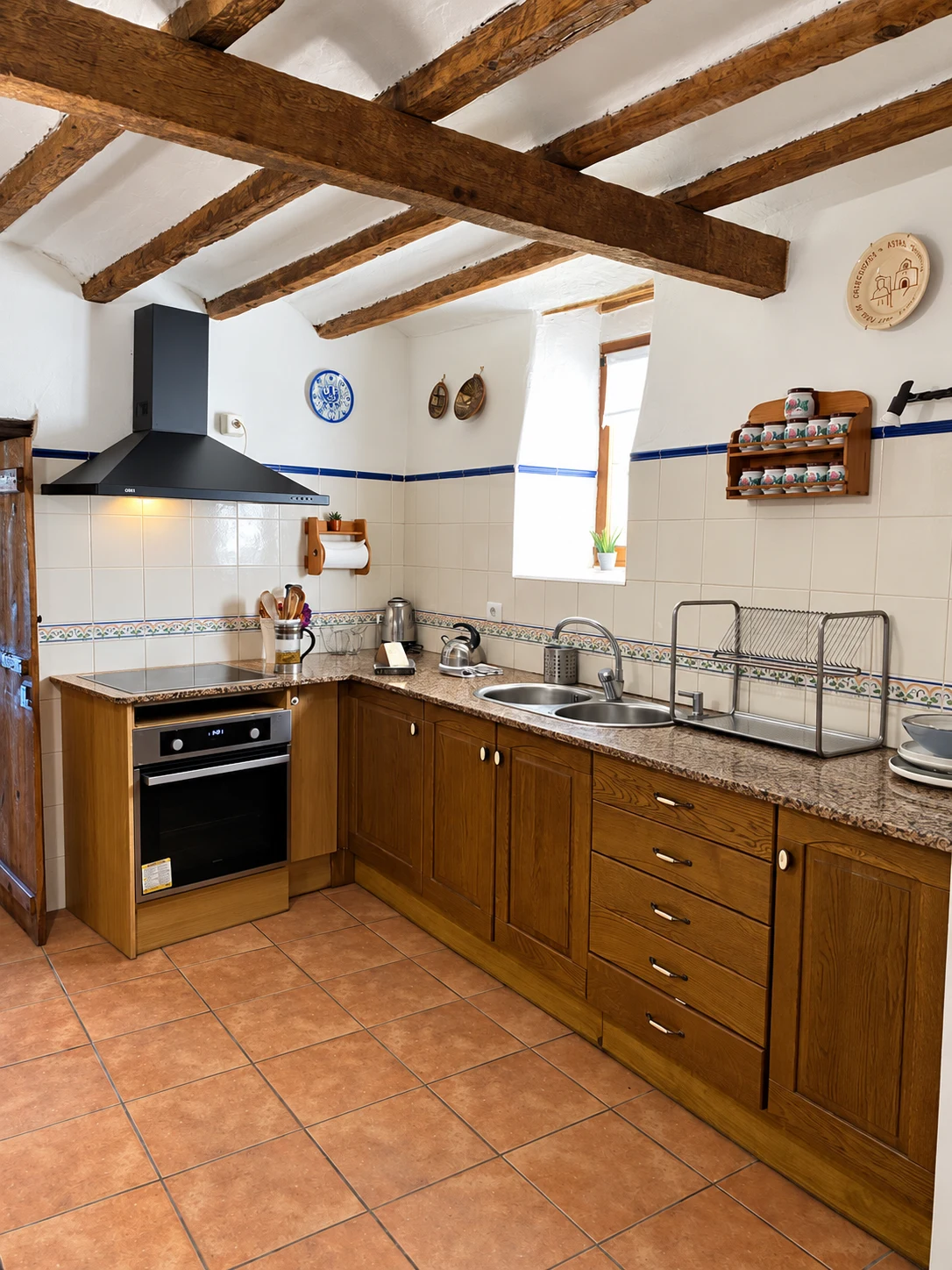 Cocina equipada con vigas de madera en Masía La Costereta
