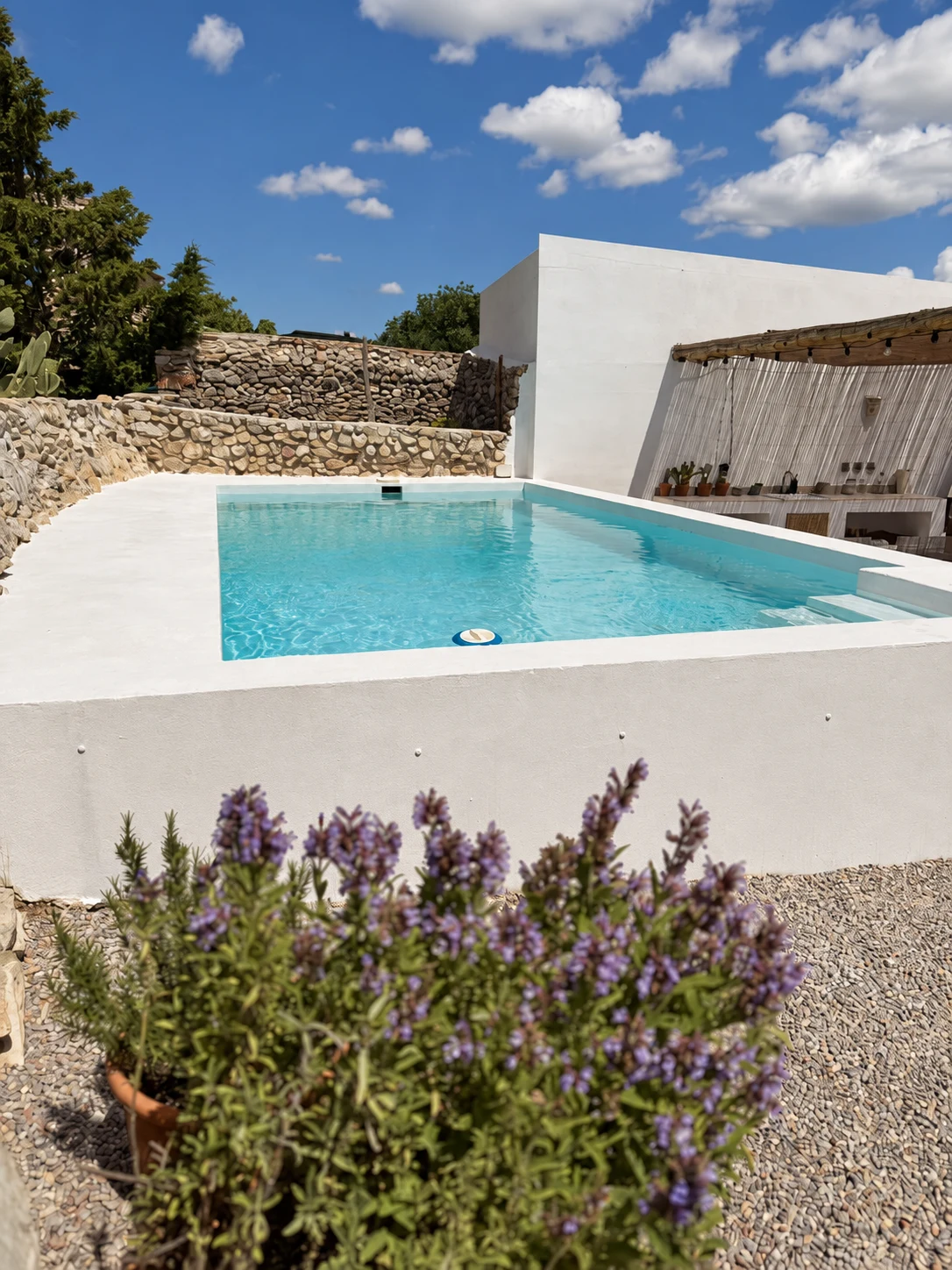 Piscina privada junto a la lavanda en Masía La Costereta