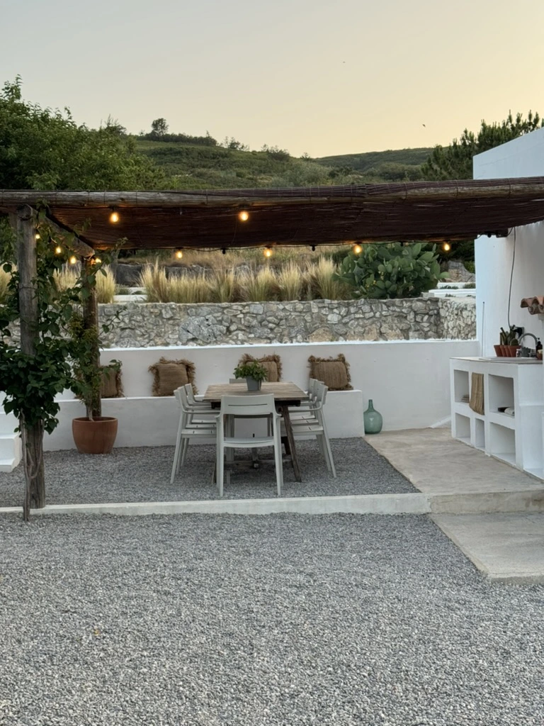 Mesa del quinchito bajo el cañizo con guirnaldas encendidas