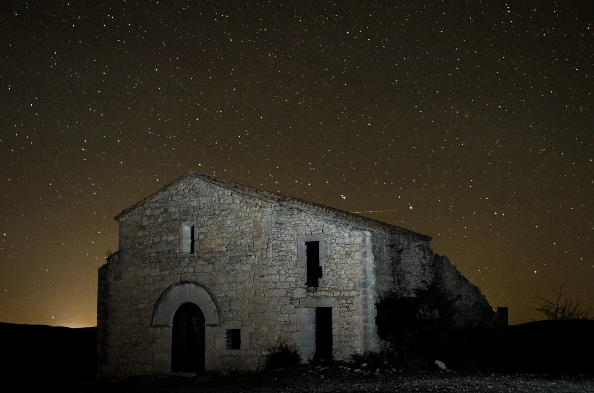Cielo estrellado sobre un edificio de piedra