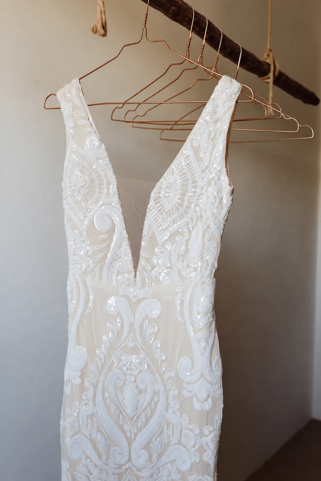 Detalle del vestido de novia durante los preparativos en la masía