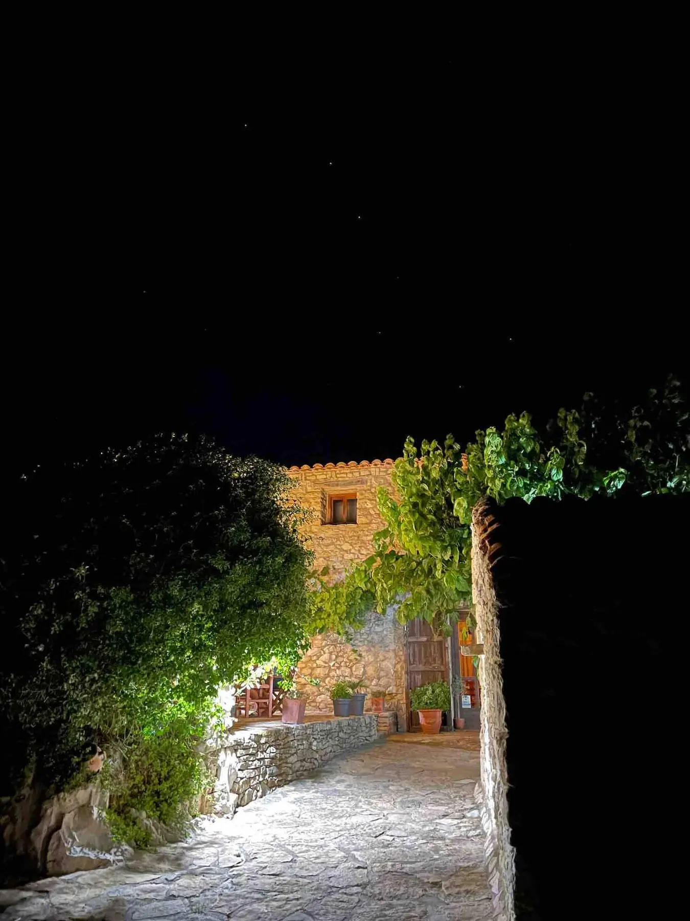 La masía iluminada de noche en Masía La Costereta