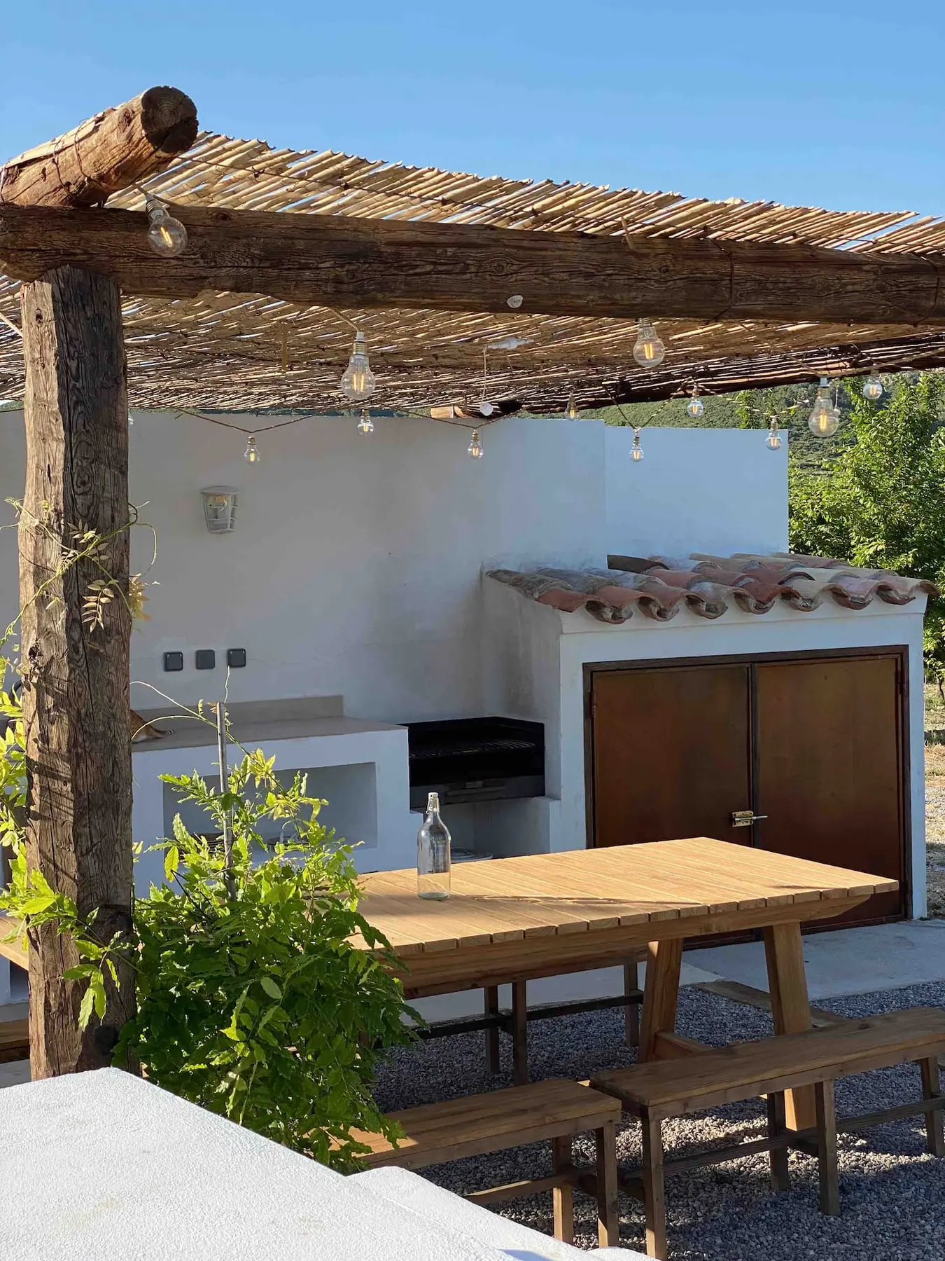 Cocina exterior y barbacoa del quinchito en Masía La Costereta